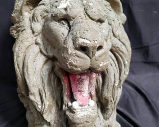 Lot # : 494 - Plaster lion head garden statue
