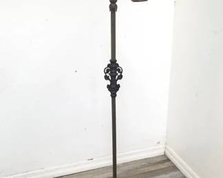 Lot # : 34 - Metal floor lamp in working condition

