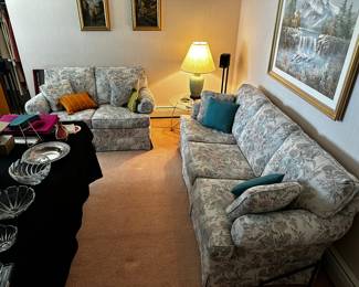 Broyhill sofa and loveseat in excellent cond