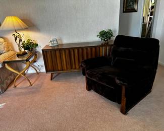 70’s Zentih console and a faux fur recliner 