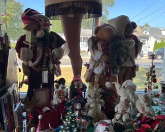 LARGE SELECTION OF CHRISTMAS DÉCOR