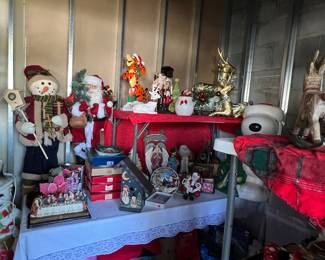 LARGE SELECTION OF CHRISTMAS DÉCOR