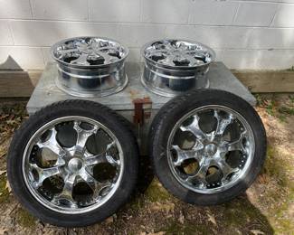 EQUUS WHEELS (set of 4 - 2 w/tires),