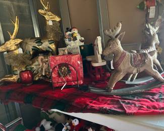 LARGE SELECTION OF CHRISTMAS DÉCOR