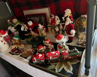 LARGE SELECTION OF CHRISTMAS DÉCOR