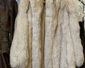 Beautiful Large -XL white womens fur coat 