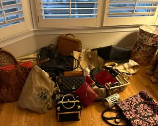 Tons of women’s handbags 