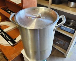 Fryer pot for turkey.
Comes with additional hardware inside the pot. 26 quart
$20