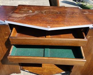 Same entryway table as on the previous picture just showing you the inner part.