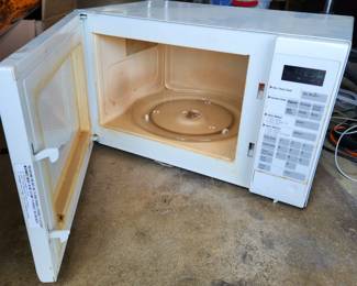 Old microwave. Works excellent.
$20
