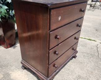 Small vintage chest of drawers.
$70