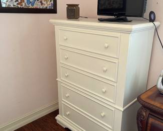 Chest of drawers White