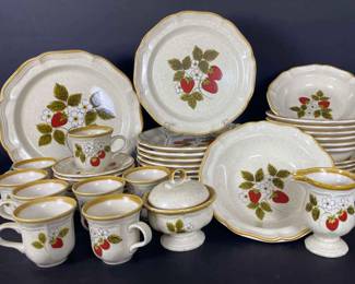 Mikasa Strawberry Festival Dish Set