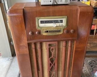Lot 290 | Vintage Farnsworth Radio
