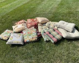 Lot 172 | Throw Pillows & Cushions
