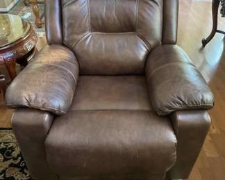 Lot 32 | Electric Leather Recliner
