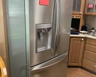 Kenmore Elite with ice maker.  Works great.