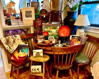 ANTIQUE OAK TABLE AND 4 CHAIRS.