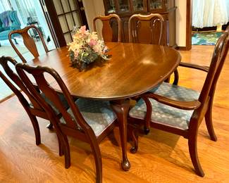 Queen Ann Style Dining Room Set with leaves $500