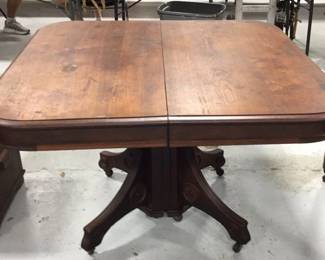 Early 1900s Walnut Victorian Dining Table
