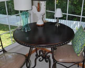 Nice round table and 2 chairs (like new)
