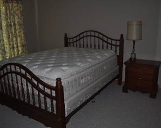 Queen bed Broyhill