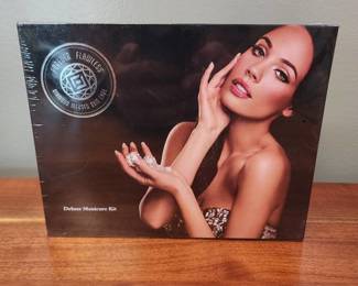 Forever Flawless Deluxe Manicure Kit