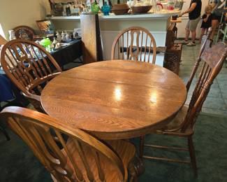 Antique Oak Round Table with 6 Leaves