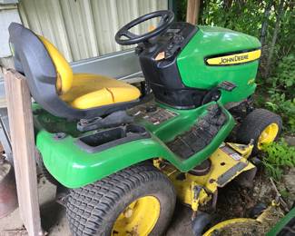 John Deere Riding Lawnmower 