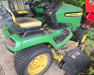 John Deere Riding Lawnmower 