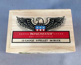 Winchester 12 ga M19 Brass 00 Buckshot Ammo, 5 Rds In Wood Collectors Box