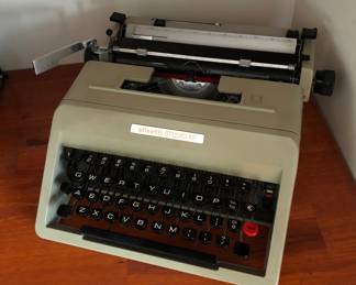 Olivetti Studio 45 manual typewriter