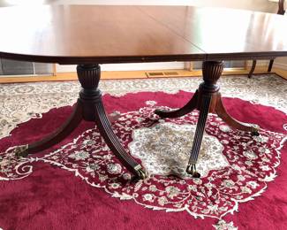 Double pedestal vase of oval table