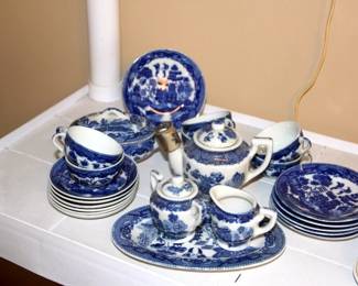 Blue Willow Child's Tea Set

