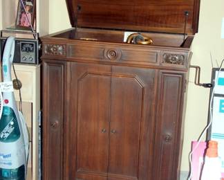 VV830 Victrola (Needs Repairs)