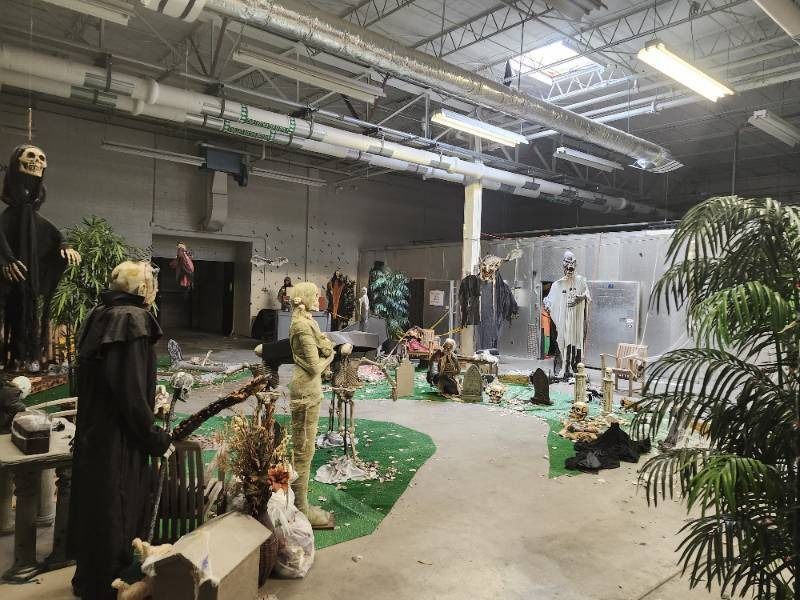 Halloween Lovers Dream! Entire Haunted House/ Yard Decor!