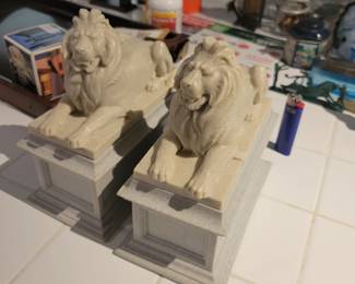 Cool lion bookends