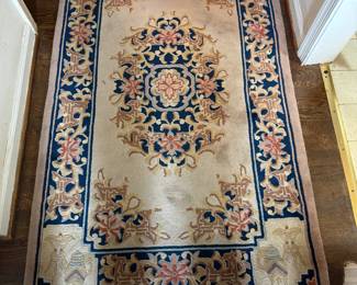 Hand-woven Chinese Wool Rug (36"W x 63"L)