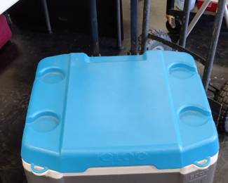 igloo cooler on wheels 