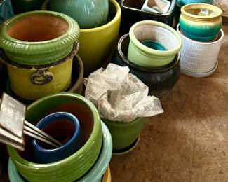 SOOO many great pots and planters