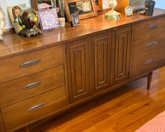 Broyhill Sculptra Dresser