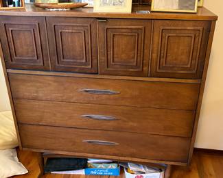 Broyhill Sculptra Gentlemans dresser