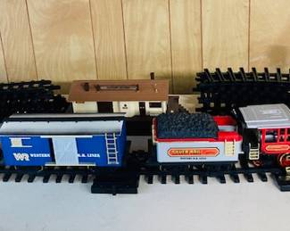 Vintage NEW BRIGHT TRAINS, Locomotive, CoalCar, Box Car, Caboose Railway Station w/Track.
