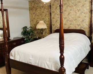 Thomasville Furniture Mahogany Queen Four Poster Bed