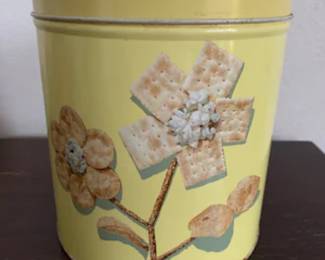 Cracker/chips keeper with ‘keep ‘em fresh’ knob