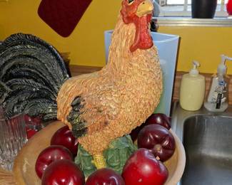 Fancy rooster in wooden bowl