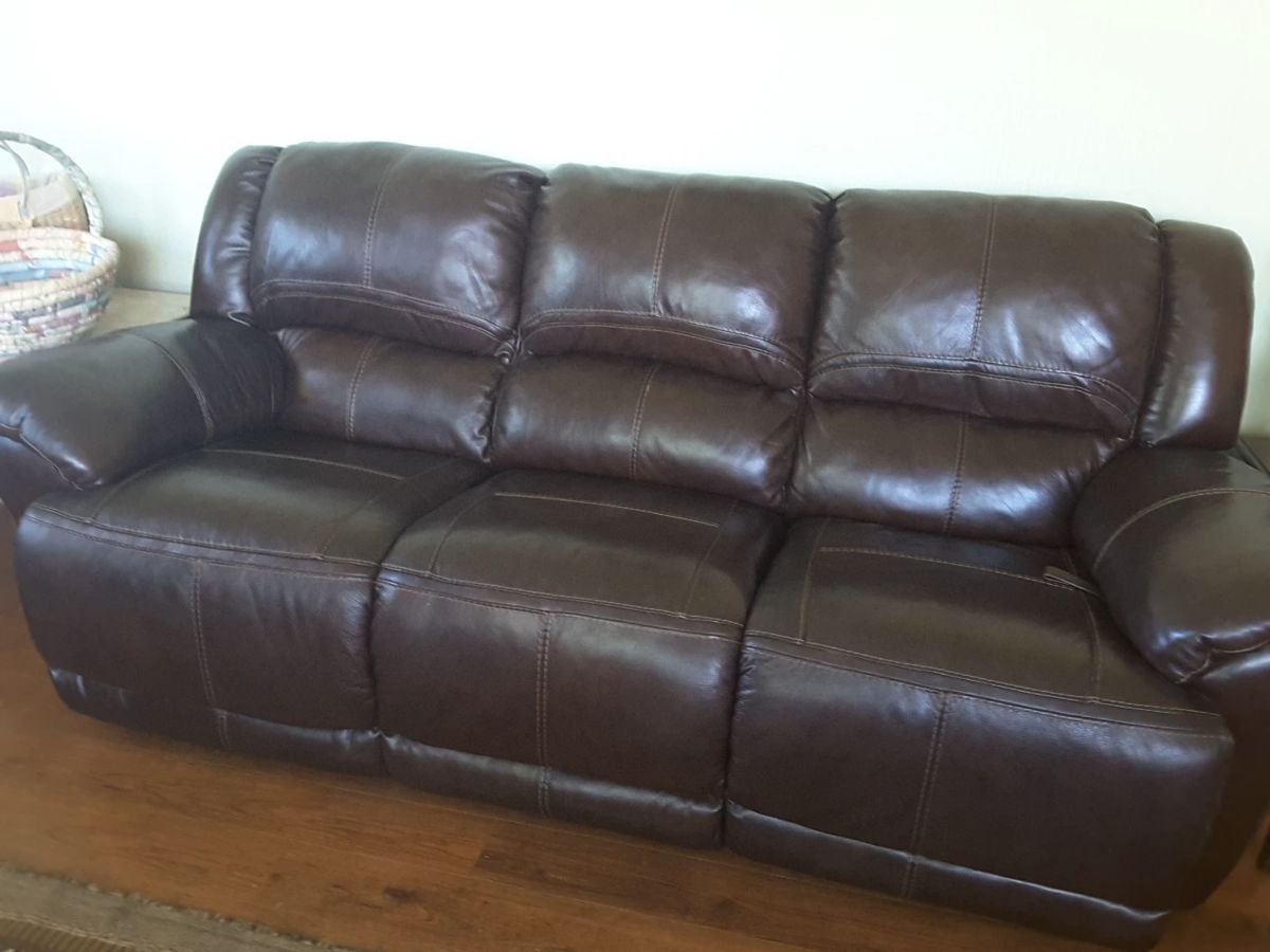 Matching leather recliner sofa & loveseat... excellent condition