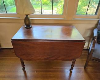 Drop leaf table