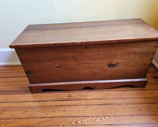 Antique chest/bed chest