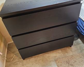 Guest room chest of drawers